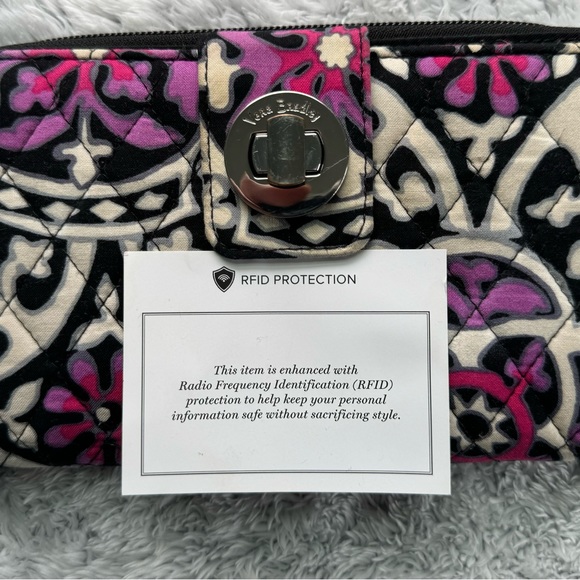EUC Vera Bradley Turn key wallet/wristlet - Picture 12 of 12